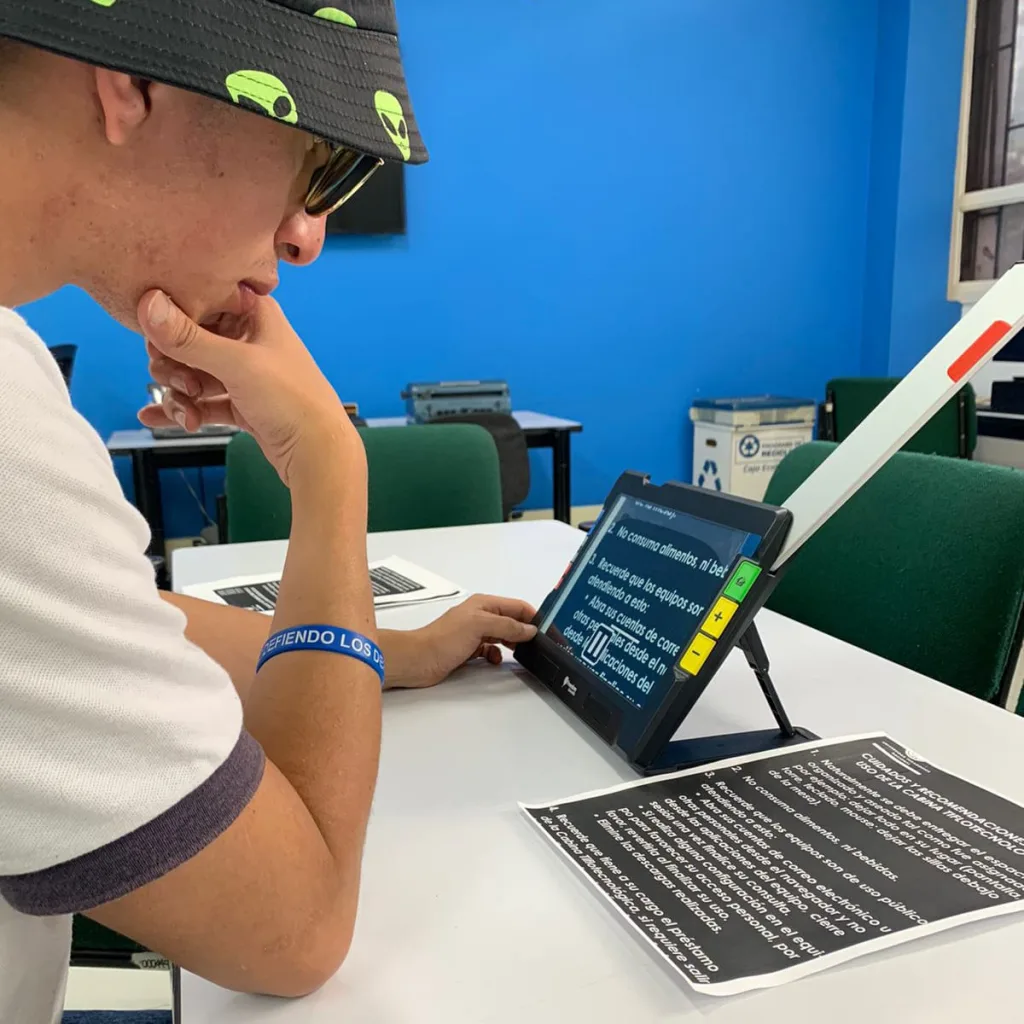 Fotografía estudiante usando una lupa electrónica