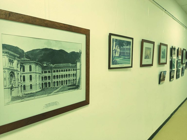 Fotografía de la exposición "UPN en imágenes" desarrollada en el hall de la Biblioteca Central en la Calle 72.