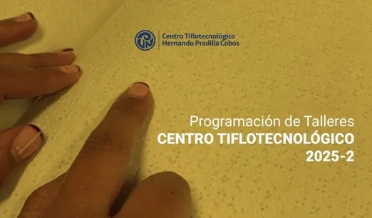 Fotografía con un mano tocando un texto en braille